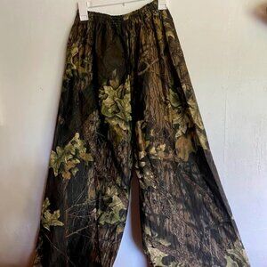 Men's/Women's Bass Pro Shop Camo Rain Pants - Size XXL but fits like a Large/XL